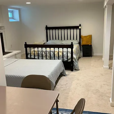 Two Queen Beds With Private Bathroom For Summer Stay